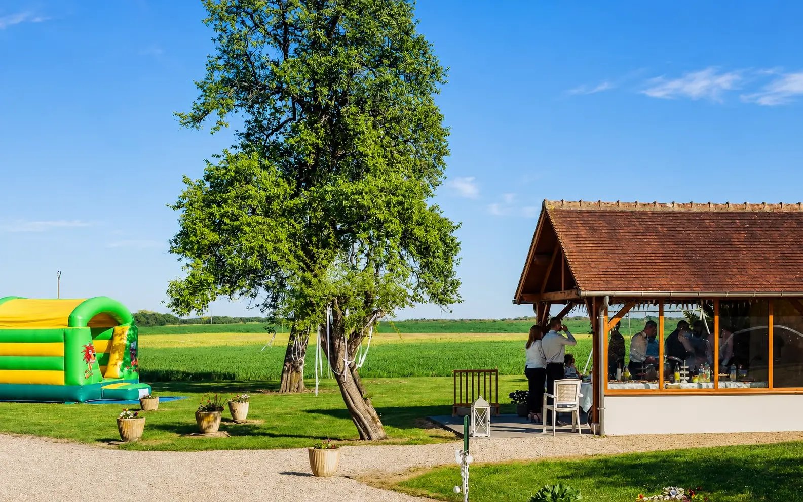 Extérieur du Gîte de Sermoise avec sa terrasse couverte